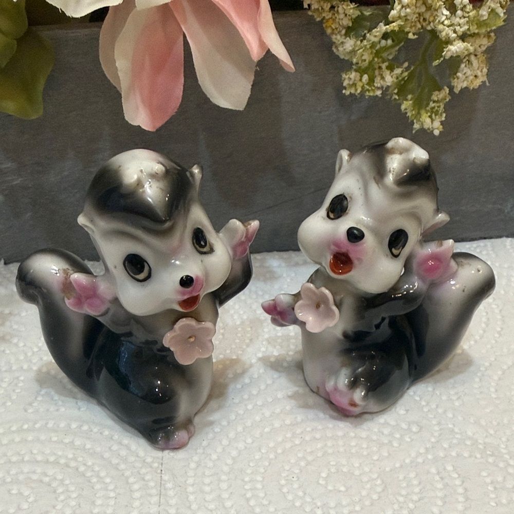 Vintage Anthropomorphic Skunks Salt Pepper Shakers Flowers Mid Century 50s Japan